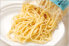 スパゲティを盛り付ける。