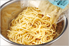 スパゲティをボウルにあけて盛り付ける。