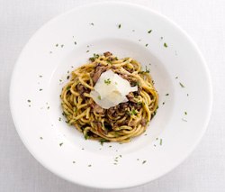 きのこと鶏レバーのキタッラ