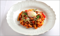 タリアテッレのボロネーゼ　オルトナーラ風　温泉卵添え