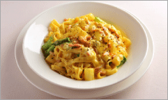 タリアテッレ　菜の花のグリーンカルボナーラソース　黒こしょうの香りで